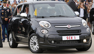Popiežių Pranci&scaron;kų Niujorke vežiojęs &bdquo;Fiat&ldquo; parduodamas aukcione