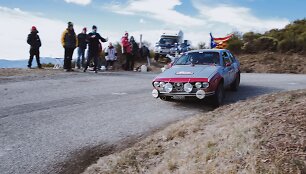 Karolis Rai&scaron;ys ir Vidimantas Gečiauskas su 1965 m. gamybos briti&scaron;ku &bdquo;MGB Roadster&ldquo;.