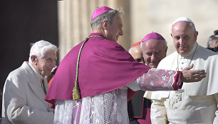 Georgas Gänsweinas tarp popiežių Benedikto XVI ir Pranciškaus