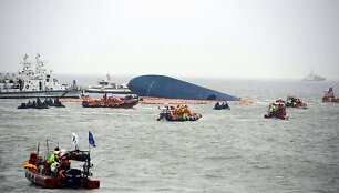 Pietų Korėjoje nuskendus keltui ie&scaron;komi dingę žmonės
