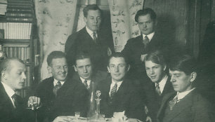 Sėdi iš dešinės į kairę K.Binkis, A. Gerutis, J.Petrėnas, A.Brazlius, T.Tilvytis, Kateiva. Stovi H.Kačinskas, A. Gricius [1926] m.