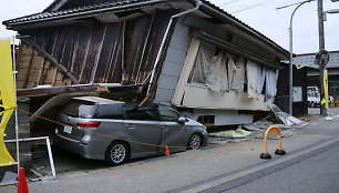 Japonijoje per žemės drebėjimą žuvo vienas žmogus, sugriauta namų