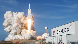 „SpaceX“ sėkmingai paleido galingiausią pasaulyje raketą