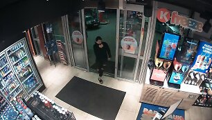 Kauno policijos ie&scaron;komi žmonės: atsiskaitė svetima kortele