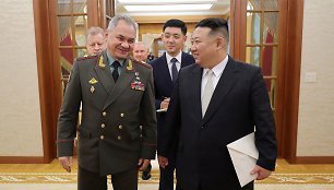 Sergejus Šoigu ir Kim Jong Unas