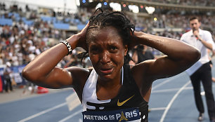 Faith Kipyegon džiaugiasi 1500 m bėgimo pasaulio rekordu.