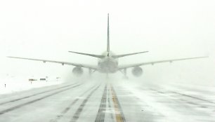 Lėktuvas apsnigtame Čikagos OHare tarptautiniame oro uoste