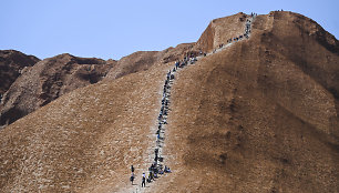 Turistai plūsta prie Australijos Uluru kalno paskutiniam kopimui