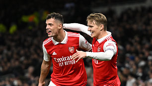 Granitas Xhaka ir Martinas Odegaard'as švenčia įvartį