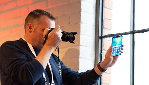 Telefono &bdquo;Huawei Mate 20 Pro&ldquo; pristatymas