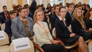 VPU (dabar LEU) absolventė, Vilniaus Vytauto Didžiojo gimnazijos matematikos mokytoja Anna Mažuolienė 2014 m. apdovanota Metų mokytojo premija. 
