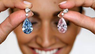 Už auskarus su deimantais aukcione Šveicarijoje sumokėta rekordinė 51,7 mln. eurų suma