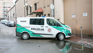 Policijos automobiliai prie Kauno tardymo izoliatoriaus