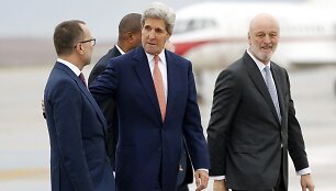 Johnas Kerry (viduryje).