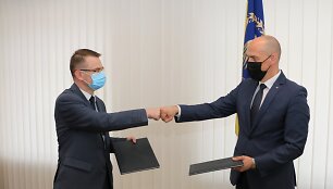 Bendradarbiavimo sutartį pasira&scaron;ė sveikatos apsaugos ministras Arūnas Dulkys ir STT direktorius Žydrūnas Bartkus
