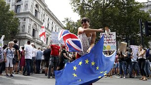 Didžiosios Britanijos gatves užplūdo protestuotojai