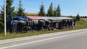 Tel&scaron;ių rajone apvirto neblaivaus baltarusio vilkikas su alkoholio kroviniu