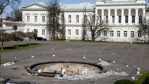 Prezidentūros rūmų kiemelyje fontano statybos darbai