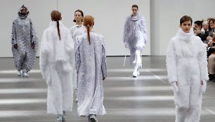 „Issey Miyake“ 2020–2021 m. rudens ir žiemos kolekcijos modelis