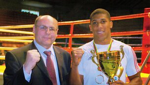 Kauno bokso federacijos prezidentas Rimantas Rutkauskas įteikia techni&scaron;kiausio turnyro boksininko prizą Anthony Joshua.