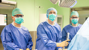 Kauno klinikose pirmą kartą Lietuvoje panaudota besraigtė sistema peties sąnario rekonstrukcinei operacijai atlikti