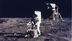 Edwinas Aldrinas i&scaron;dėlioja mokslinę įrangą ant Mėnulio pavir&scaron;iaus. 1969 m. liepos 20 d.