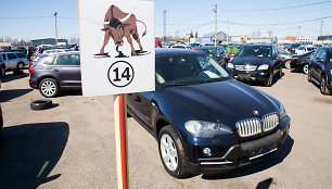 BMW pirkimo istorija: automobilį pardavėjui grąžino, bet registracijos mokesčio neatgavo