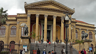 Žymusis Palermo teatras, kuris yra didžiausias Italijoje