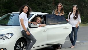 Žurnalistų ralyje dalyvaujančios moterys