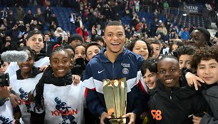 Kylianas Mbappe su jaunaisiais PSG klubo auklėtiniais švenčia savo rekordą.