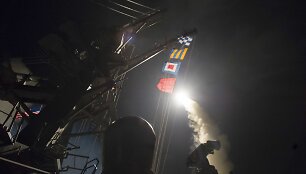 Sparnuotoji raketa &bdquo;Tomahawk&ldquo; kyla i&scaron; JAV laivo.