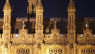 Vyras ant britų parlamento stogo