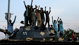 Pakistane žmonės &scaron;venčia paliaubas su Indija / SHAHID SAEED MIRZA / AFP