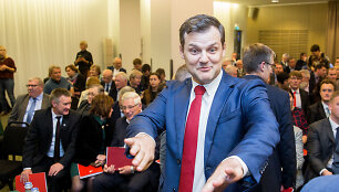 Gintautas Paluckas veja žurnalistus norėdamas pradėti susirinkimą