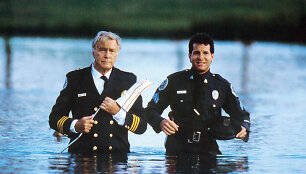George'as Gaynesas ir Steve'as Guttenbergas filme &bdquo;Policijos akademija 4&ldquo; (1987 m.)