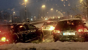 Eismą šalies keliuose sunkina plikledis ir šlapdriba