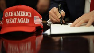 "MAGA" kepurė ir Donaldas Trumpas / Samuel Corum - Pool via CNP / picture alliance / Consolidated News Photos