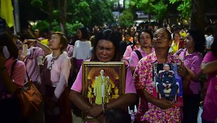 Tailandiečiai gedi po ilgos ligos mirusio mylimo monarcho Bhumibolo Adulyadejo