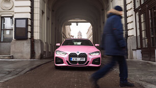 Rožinis &bdquo;Bolt&ldquo; kabrioletas BMW 4 &Scaron;v.Valentino dienai