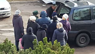 Žmonės būriuojasi prie pieno pardavėjo