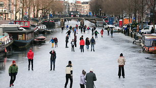 Užšalę Amsterdamo kanalai