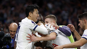 Son Heung-minas su „Tottenham Hotspur“ švenčia pergalę.