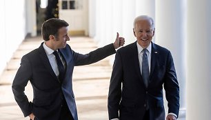 Prancūzijos prezidentas Emmanuelis Macronas ir JAV lyderis Joe Bidenas