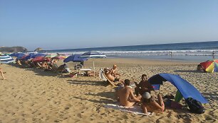 Turistai Zipolite paplūdimyje Meksikoje