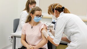 Nuo COVID-19 paskiepyta pirmoji Kauno klinikų darbuotoja &ndash; slaugytoja Jolanta Litvinienė
