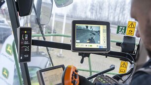 Kas bendra tarp sporti&scaron;ko &bdquo;Porsche 911 Carrera 4S&ldquo; ir traktoriaus &bdquo;John Deere&ldquo;?
