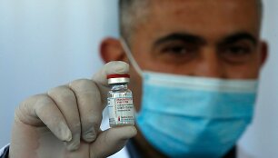 Palestinietis medikas su vakcinos nuo koronaviruso buteliuku
