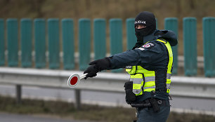 Policijos patikros postas prie įvažiavimo į Vilnių