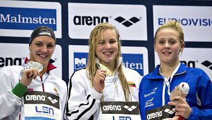 Rūta Meilutytė (viduryje)