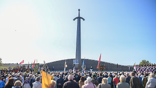 Prezidentas dalyvavo atidengiant memorialą Lietuvos partizanams